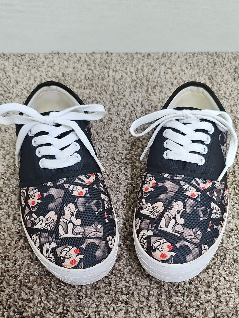 THE BRADFORD EXCHANGE DISNEY CAUGHT IN THE MOMENT SNEAKERS BFPM-08-183